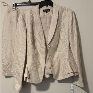 Sophisticated Cream Textured Blazer by Le Suit